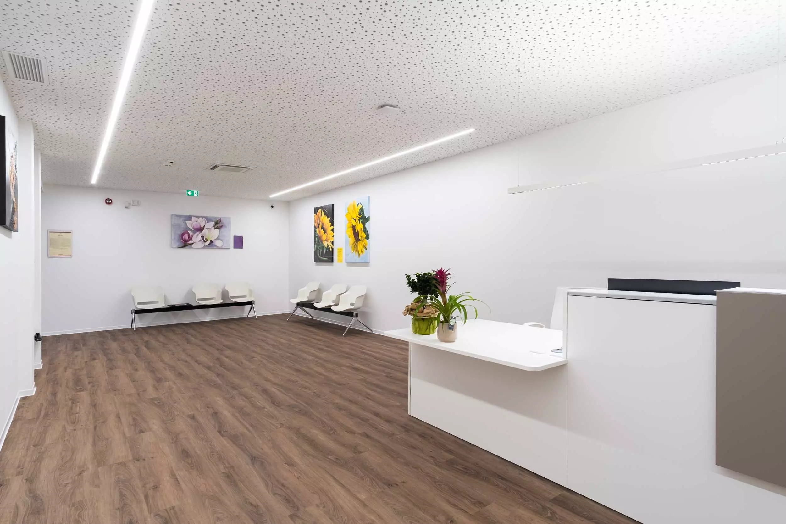 azienda-sala-attesa-medico-sanitario-moderno-2 Sala d'aspetto di una clinica diagnostica