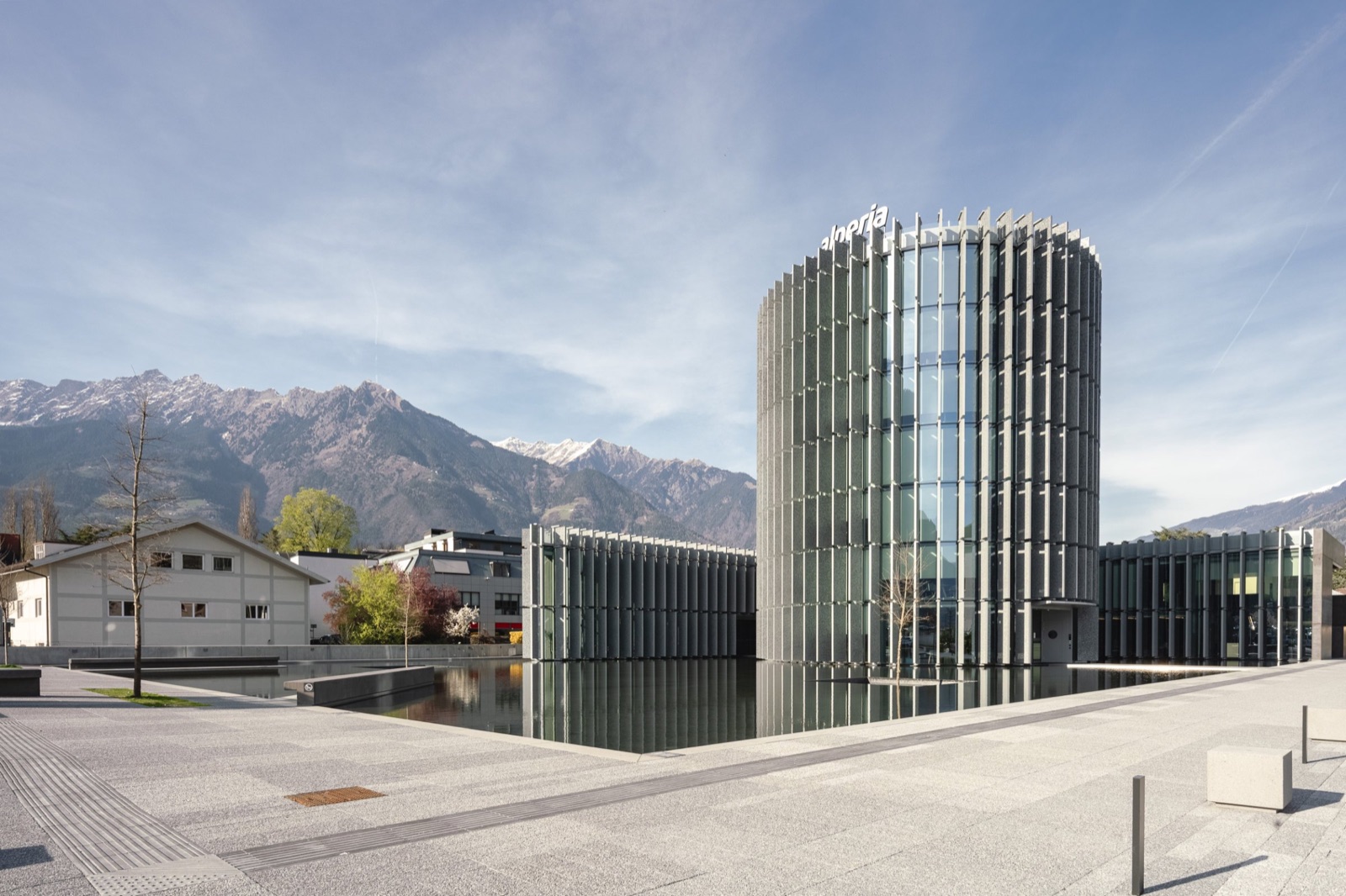 Centrale Alperia a Merano, architettura industriale legata all'energia