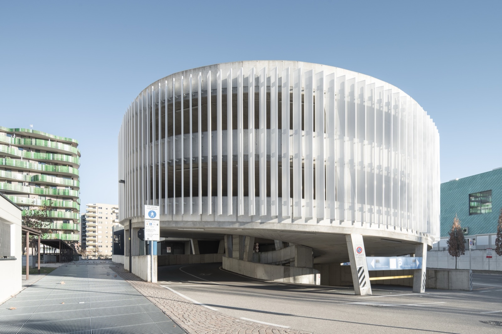 Palazzo Green Wave a Bolzano con balconi a onde verdi in prospettiva