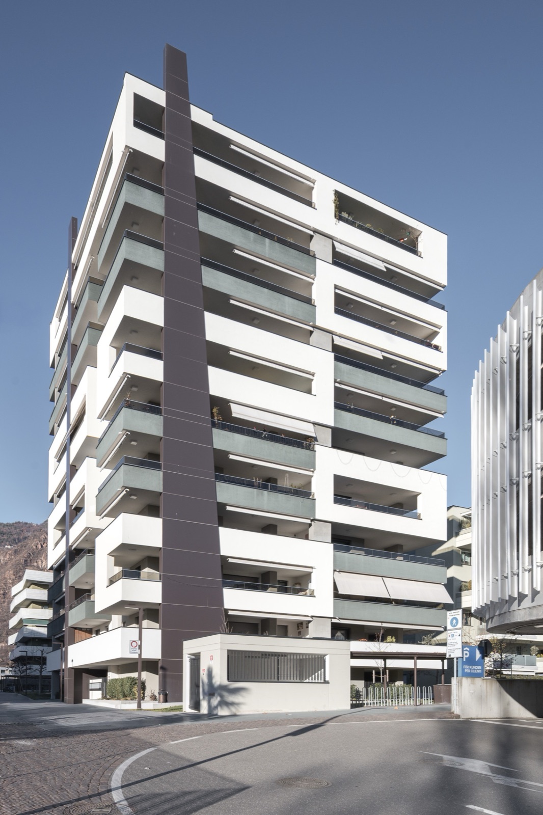 Palazzo Green Wave a Bolzano con balconi a onde verdi in prospettiva