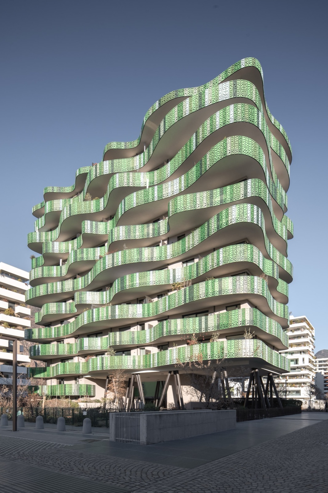 Palazzo Green Wave a Bolzano con balconi a onde verdi in prospettiva