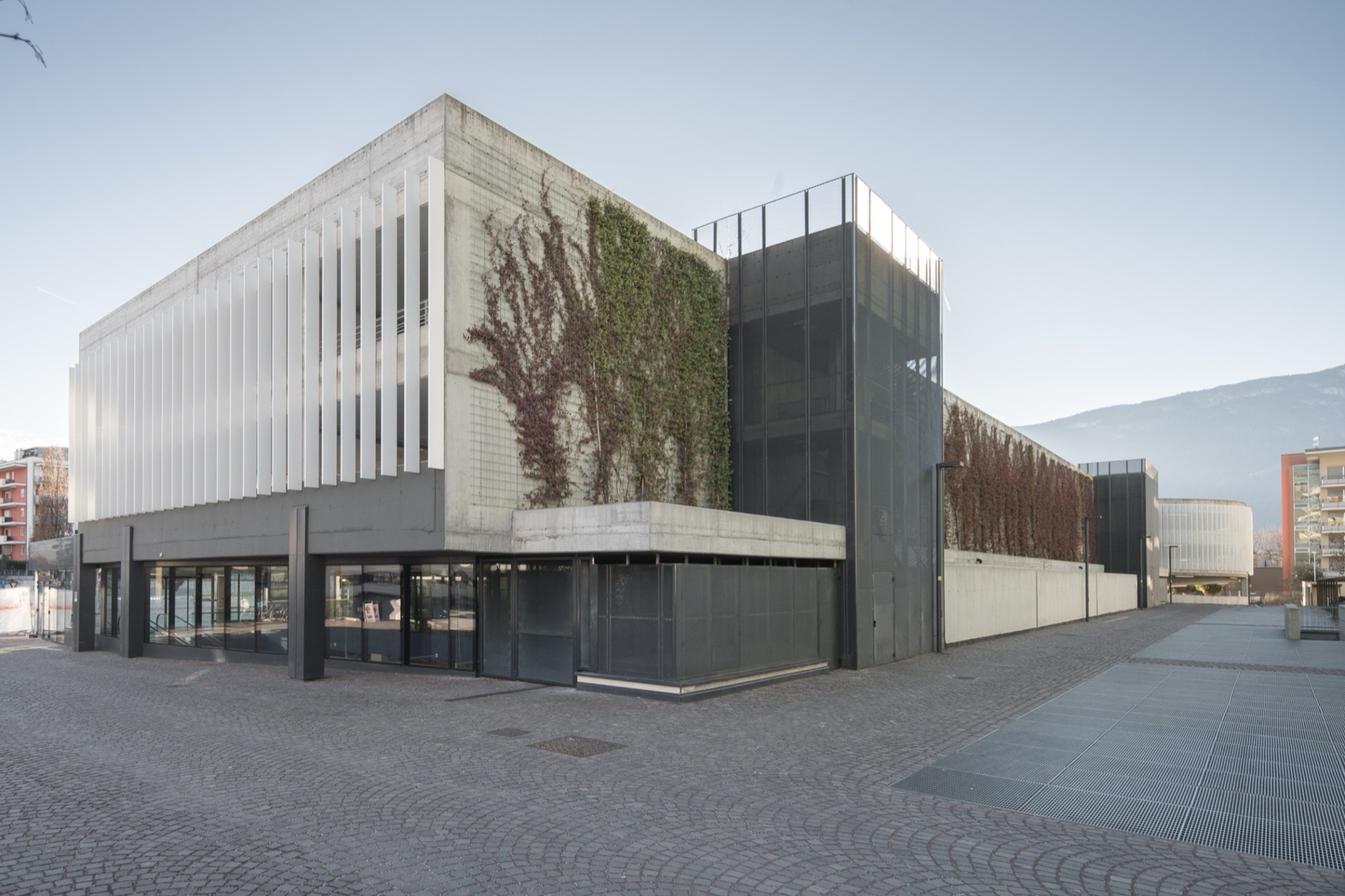 Palazzo Green Wave a Bolzano con balconi a onde verdi in prospettiva