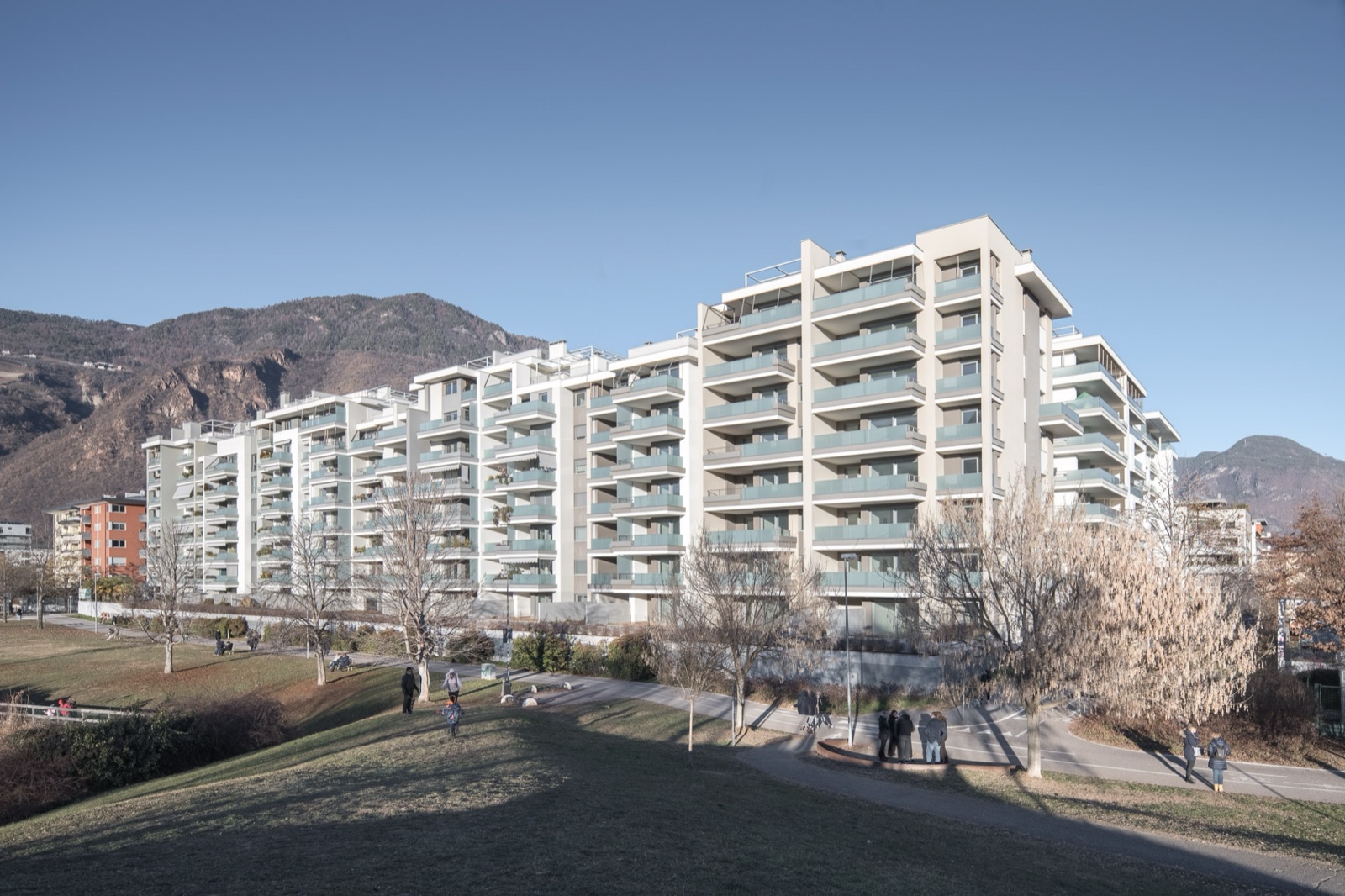 Palazzo Green Wave a Bolzano con balconi a onde verdi in prospettiva