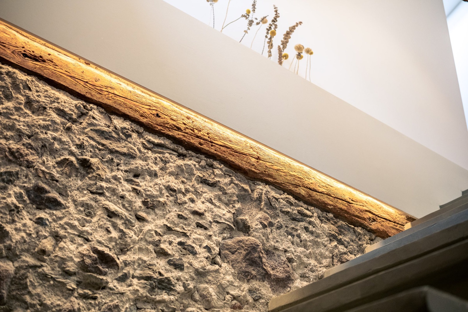 Interno curato con arredi di design e luce naturale