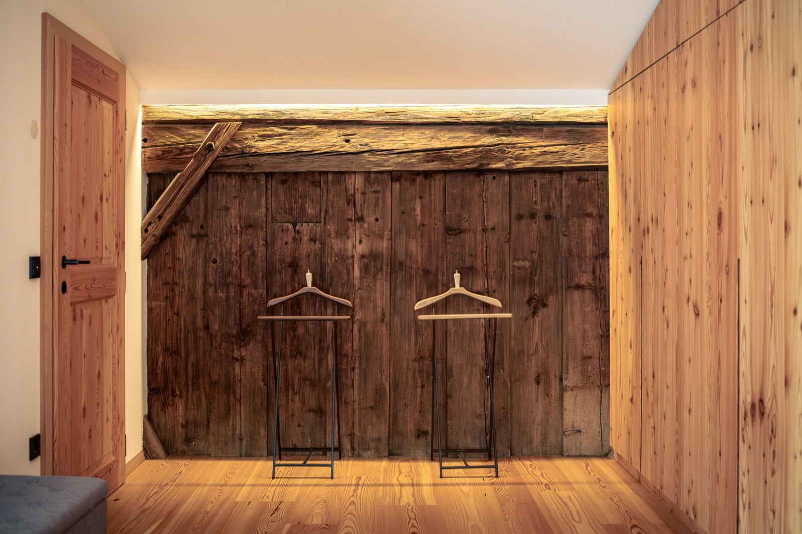 Interno curato con arredi di design e luce naturale
