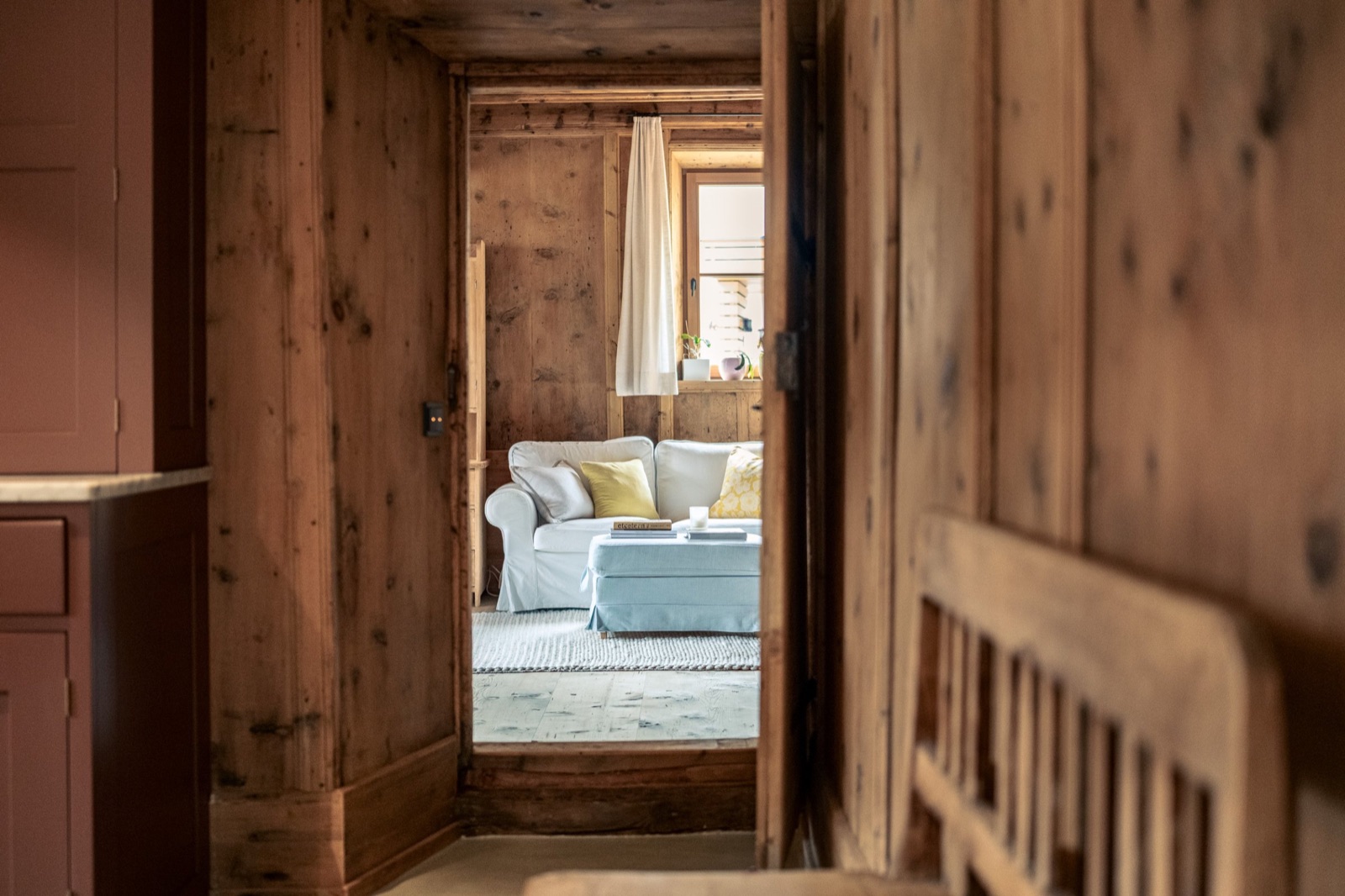 Interno curato con arredi di design e luce naturale