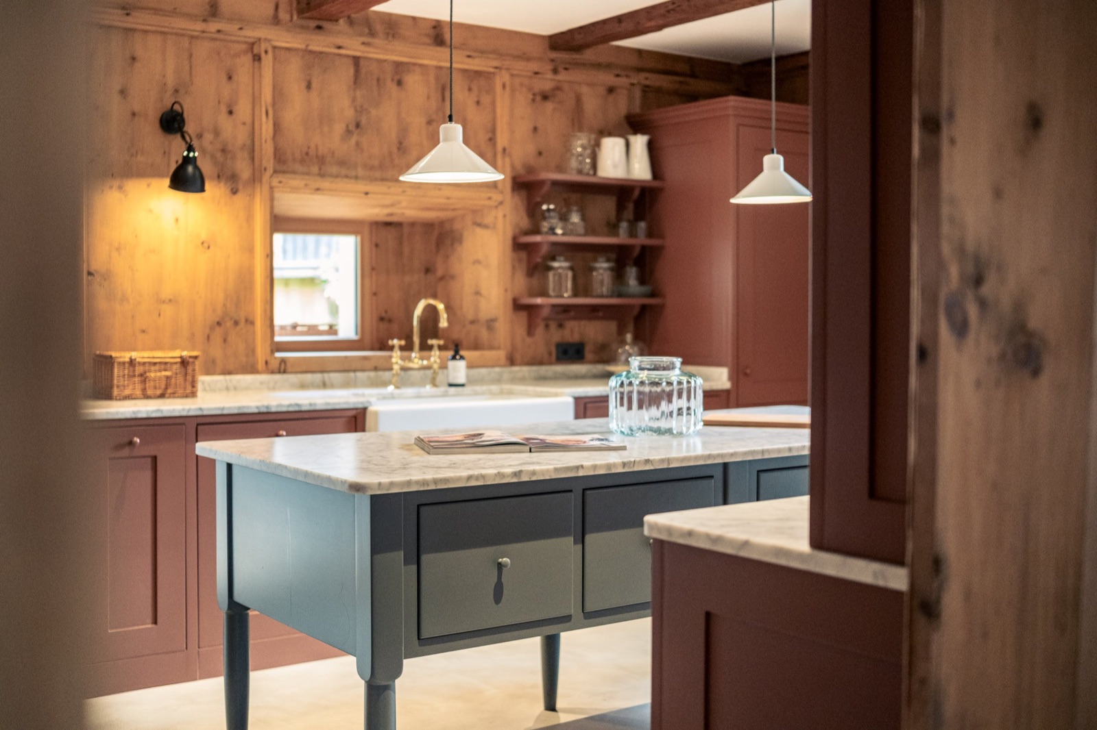 Interno curato con arredi di design e luce naturale