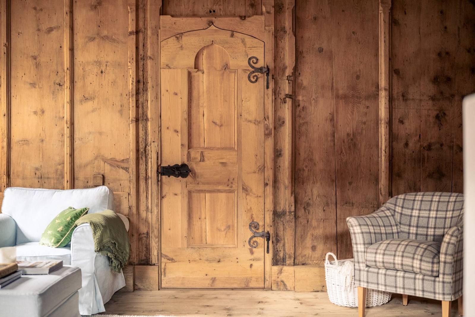 Interno curato con arredi di design e luce naturale