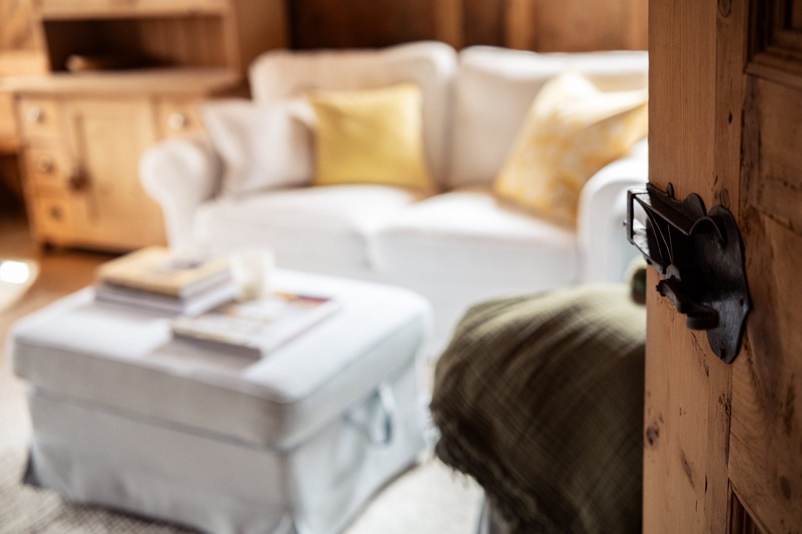 Interno curato con arredi di design e luce naturale