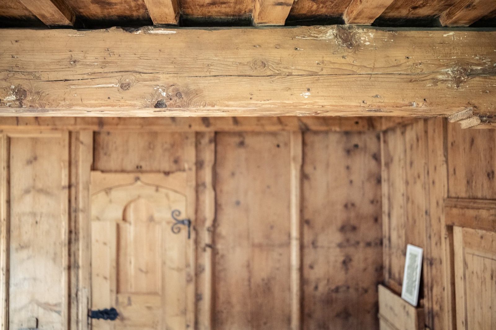 Interno curato con arredi di design e luce naturale