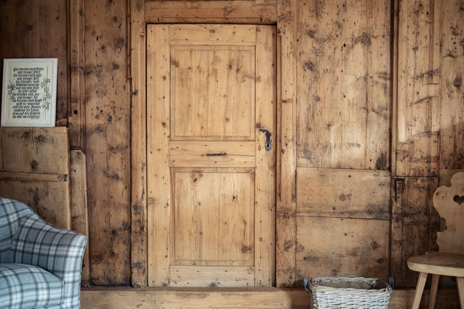 Interno curato con arredi di design e luce naturale