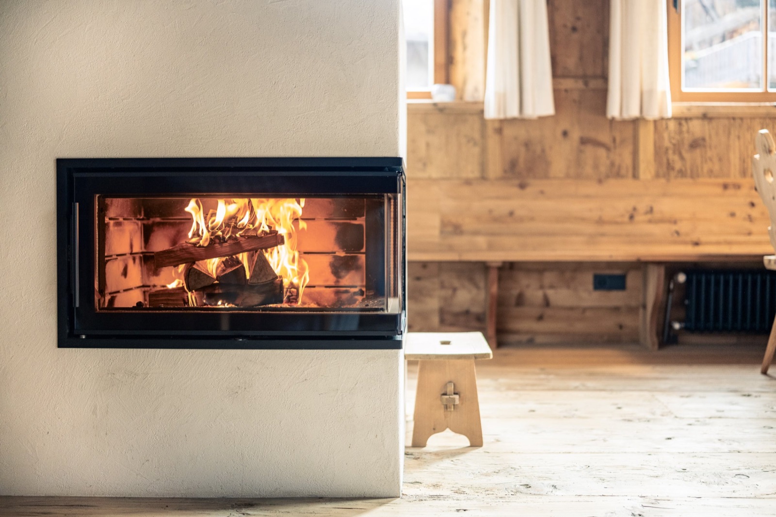 Interno curato con arredi di design e luce naturale