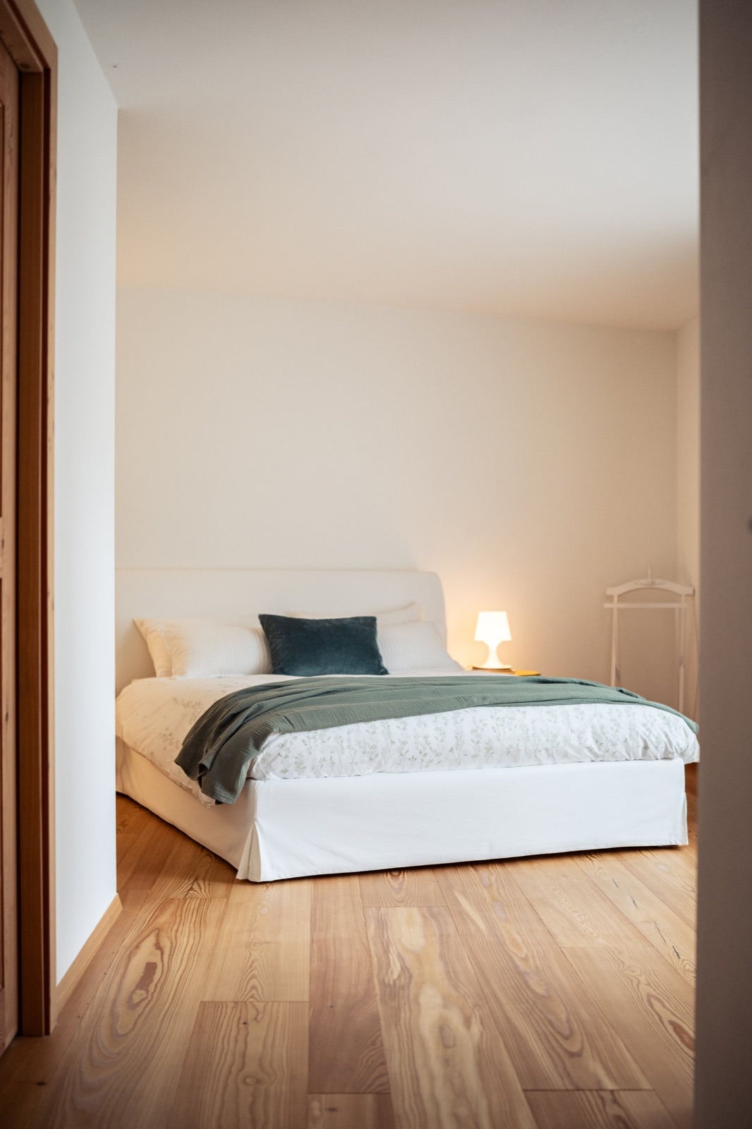 Interno curato con arredi di design e luce naturale
