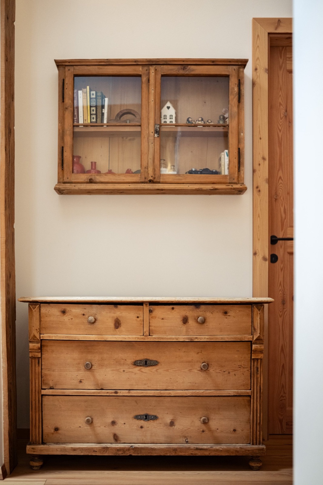 Interno curato con arredi di design e luce naturale