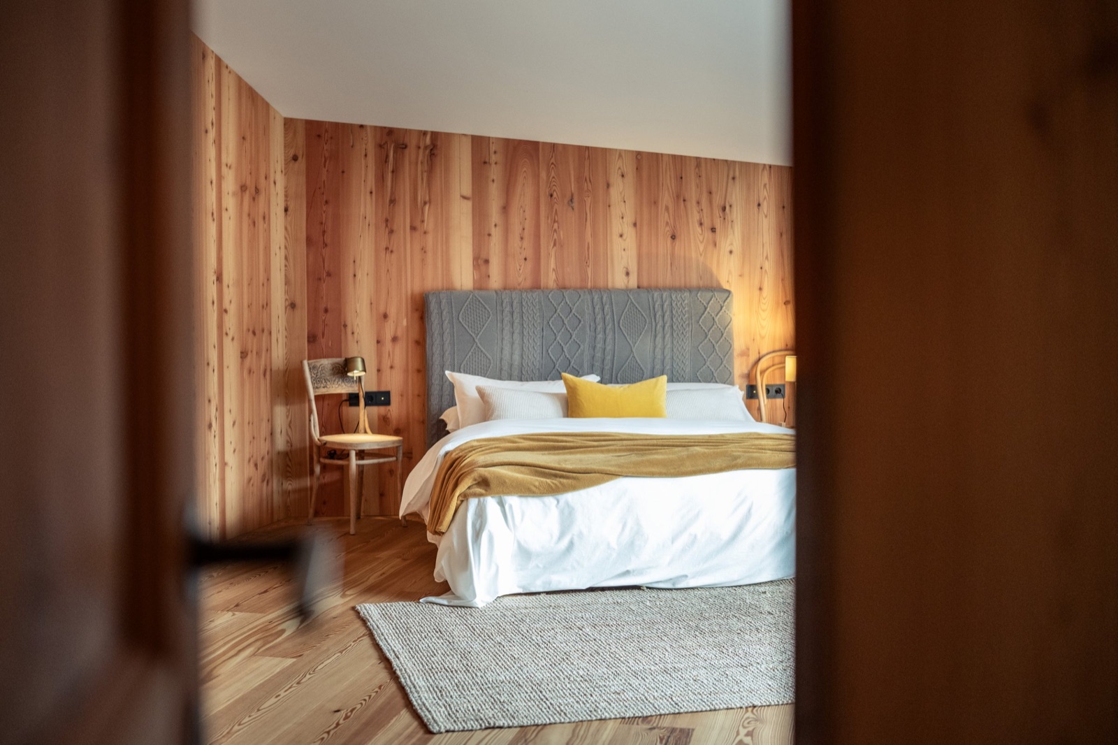 Interno curato con arredi di design e luce naturale