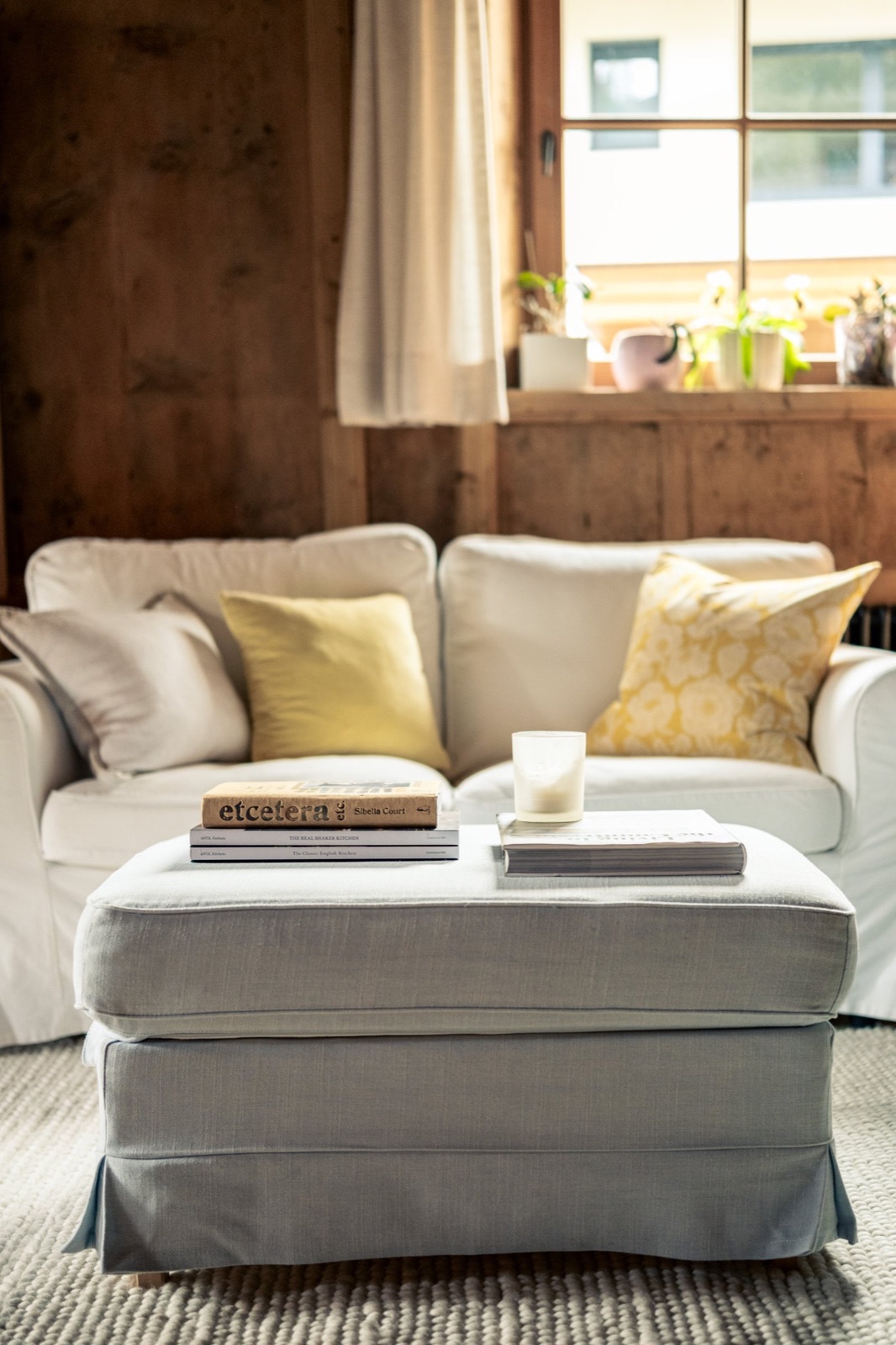 Interno curato con arredi di design e luce naturale