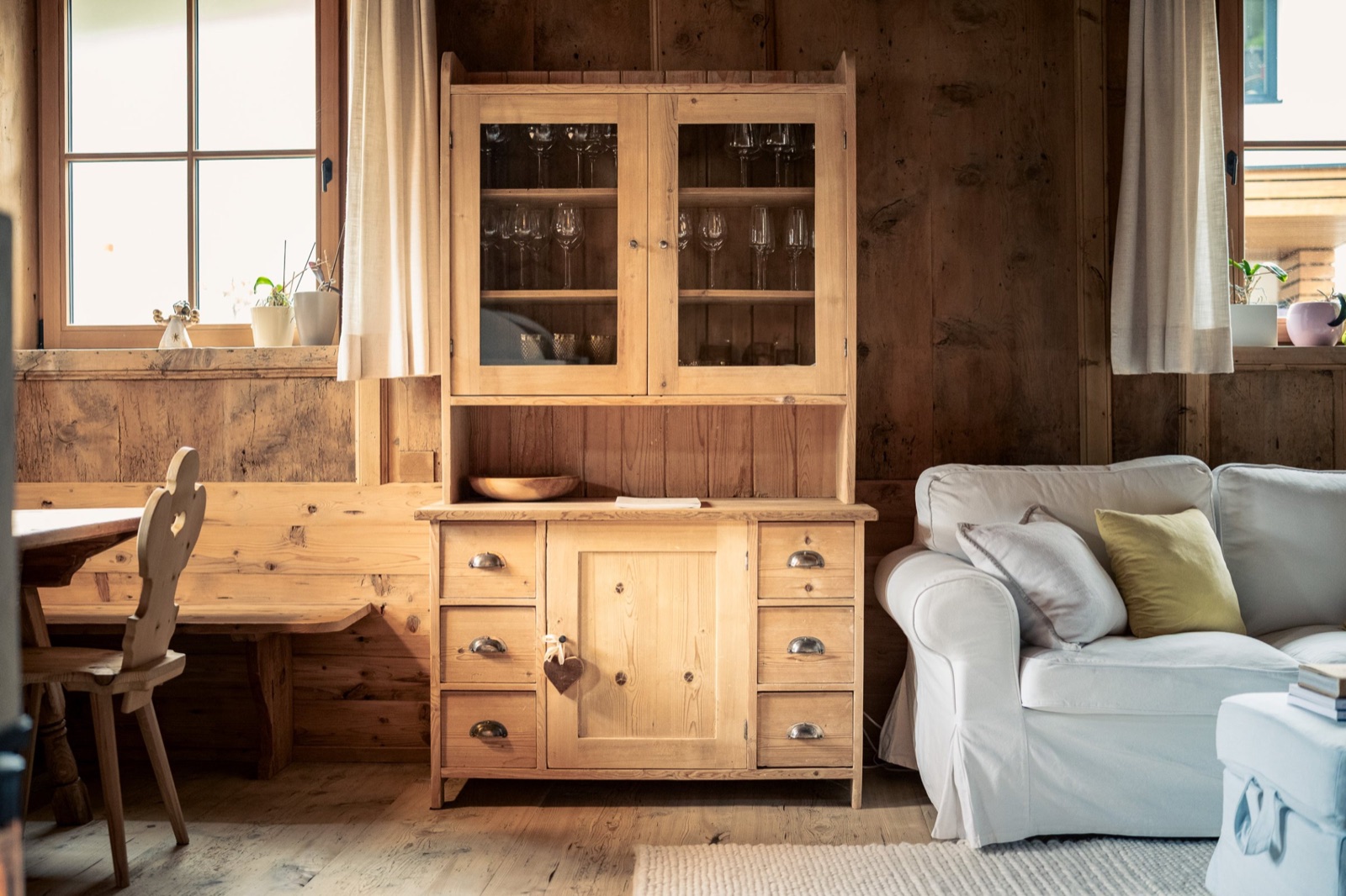 Interno curato con arredi di design e luce naturale