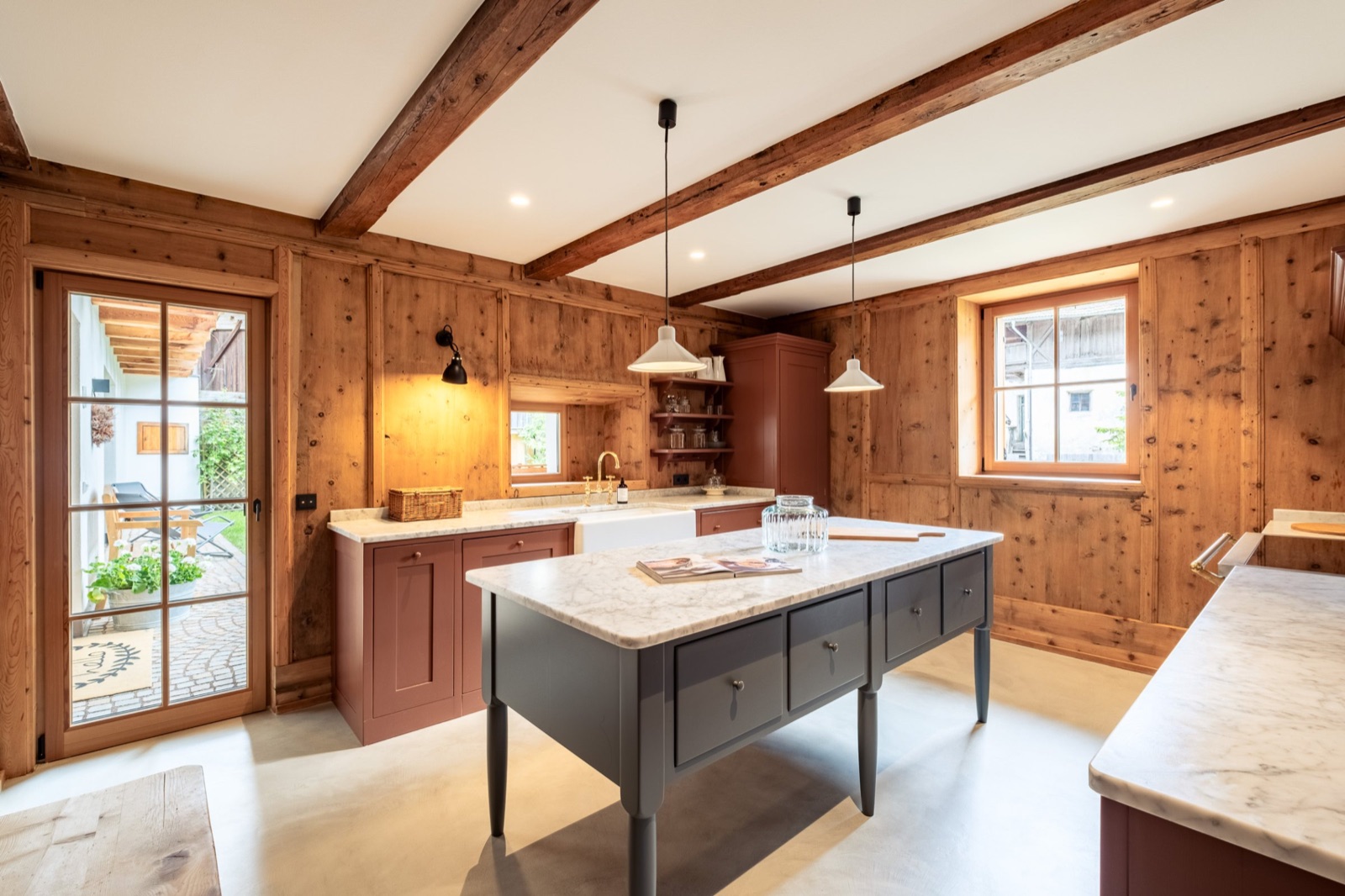 Interno curato con arredi di design e luce naturale