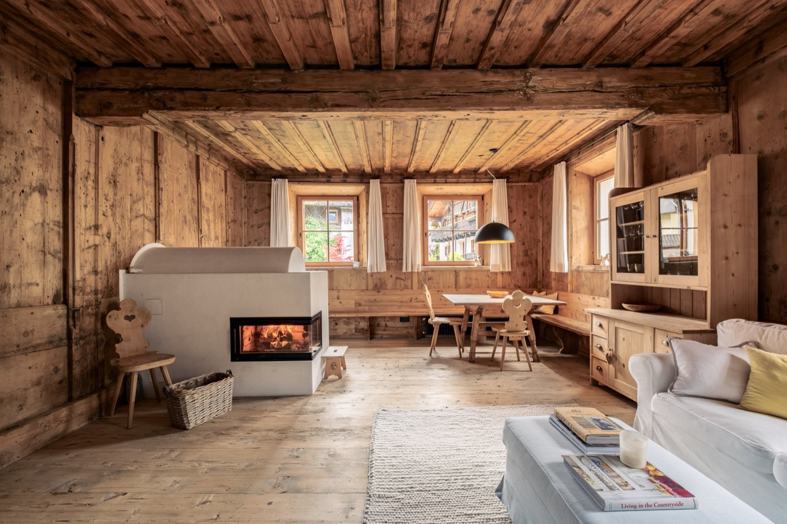 Interno curato con arredi di design e luce naturale