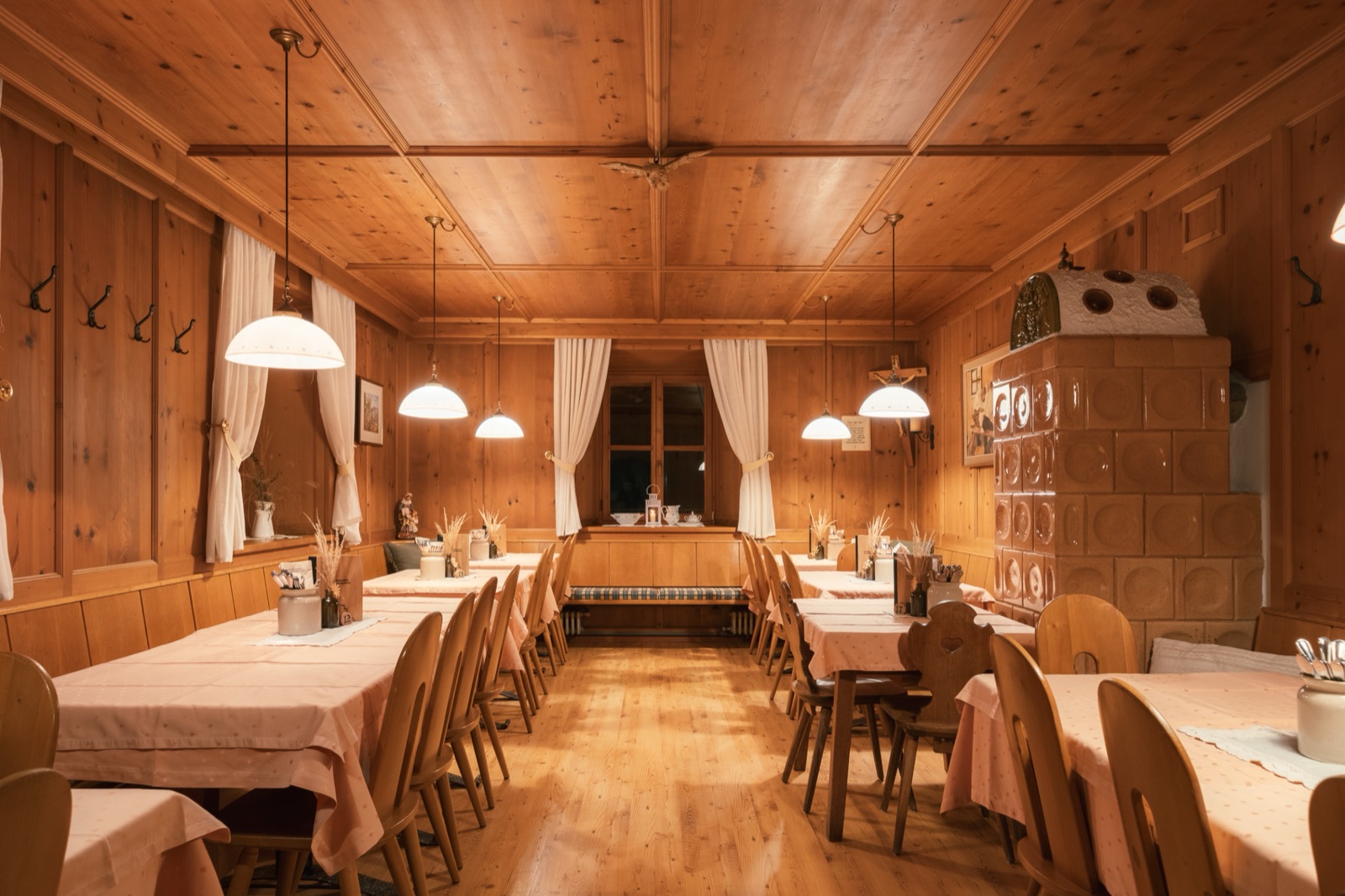 Persone a tavola in un ristorante dell'Alto Adige