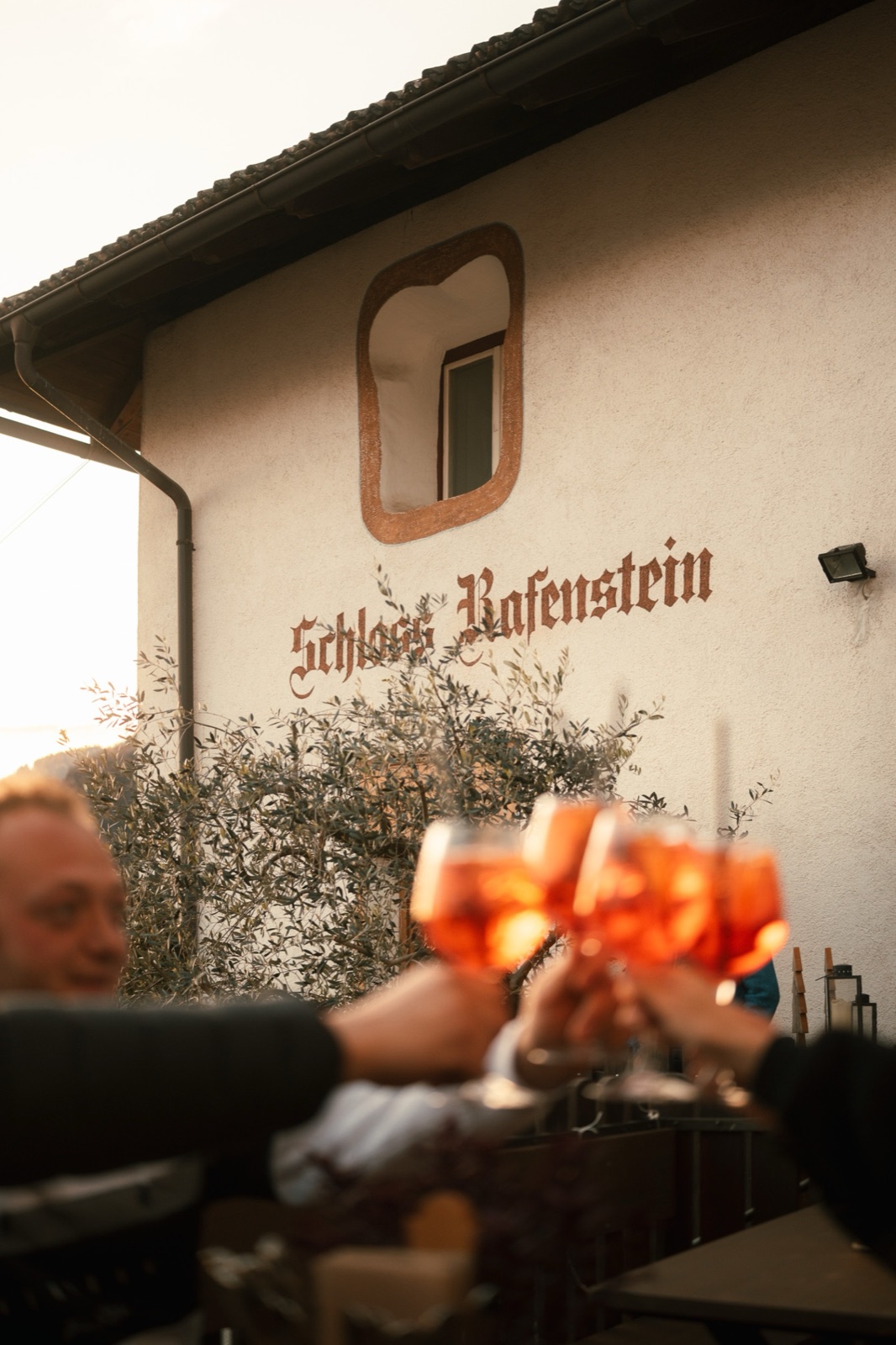 Persone a tavola in un ristorante dell'Alto Adige