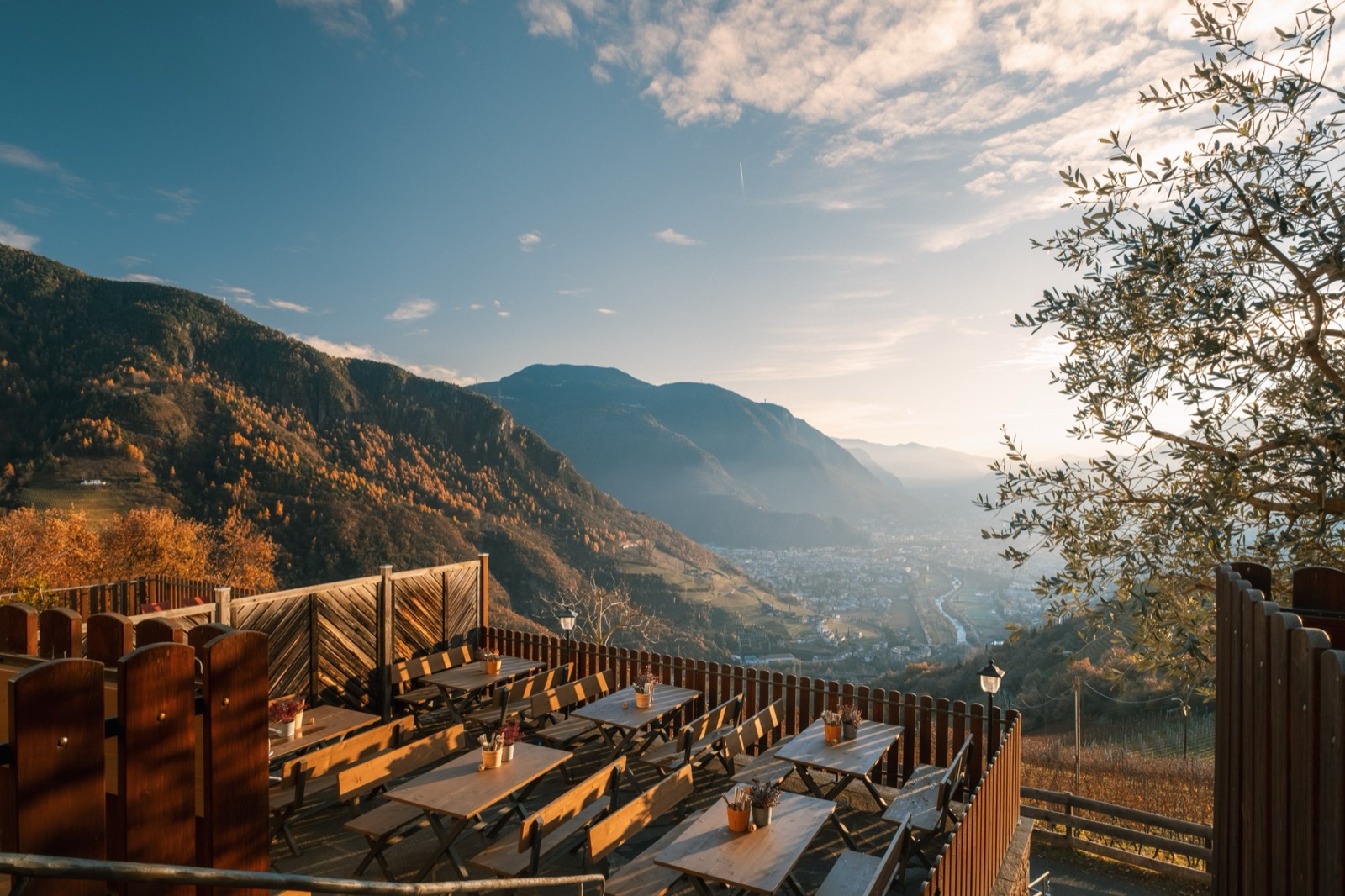 Persone a tavola in un ristorante dell'Alto Adige