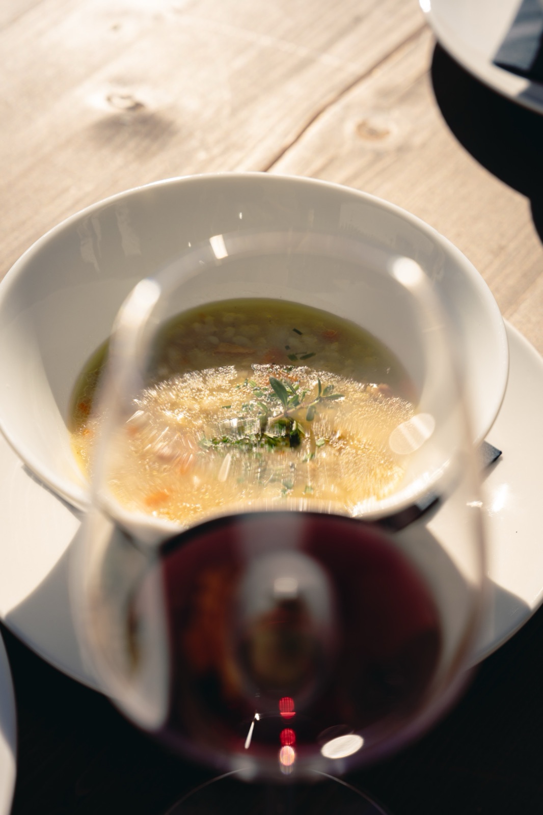 Persone a tavola in un ristorante dell'Alto Adige