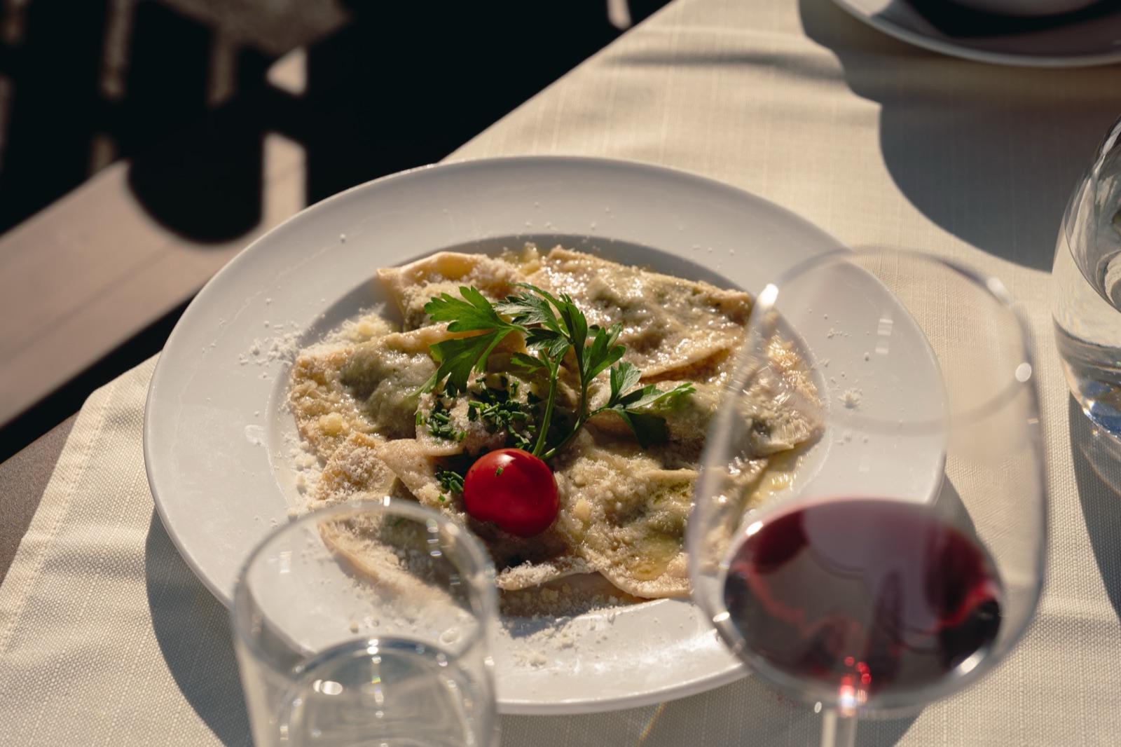 Persone a tavola in un ristorante dell'Alto Adige