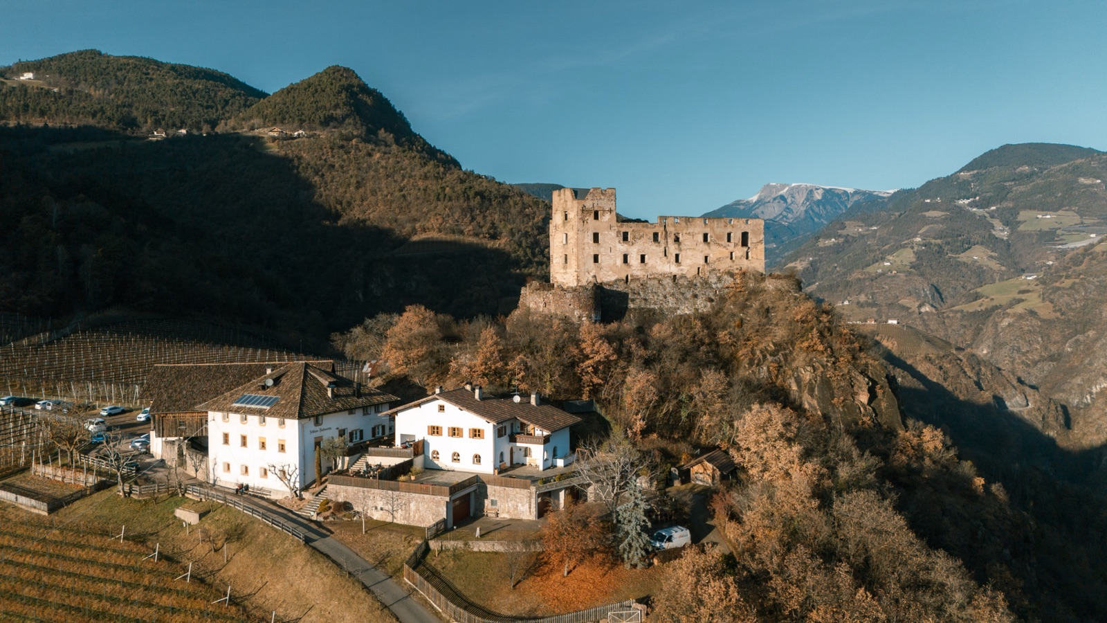 Persone a tavola in un ristorante dell'Alto Adige