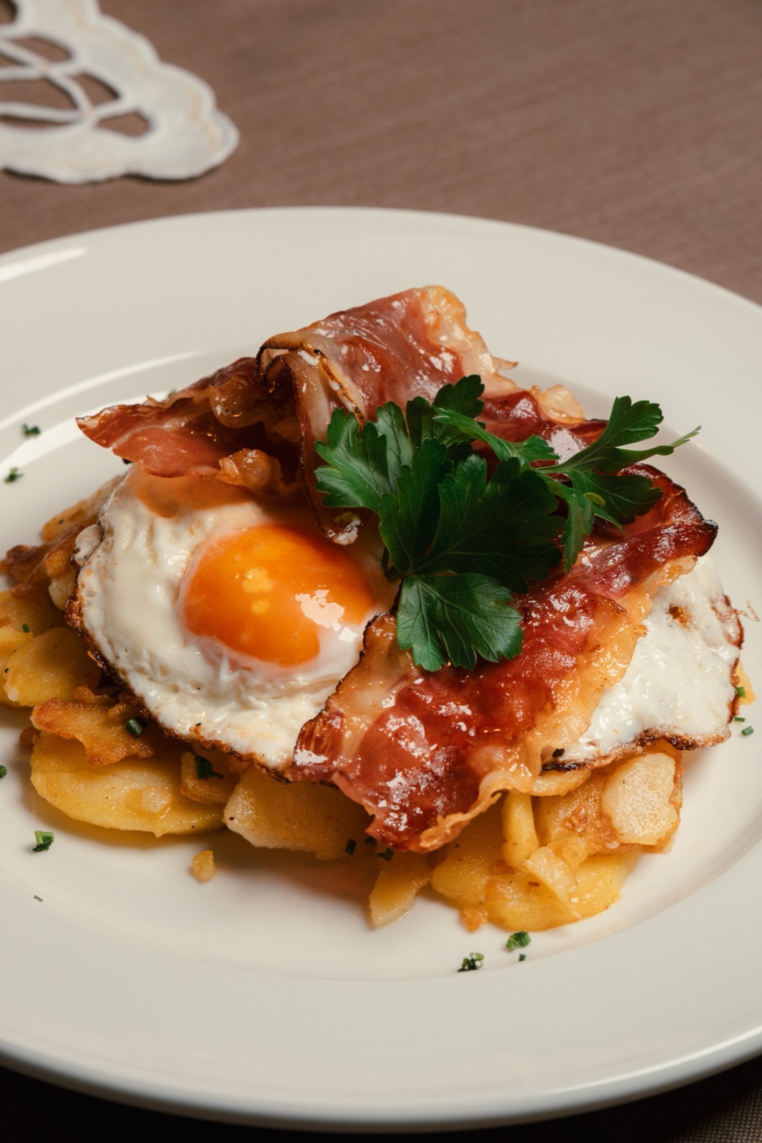 Persone a tavola in un ristorante dell'Alto Adige