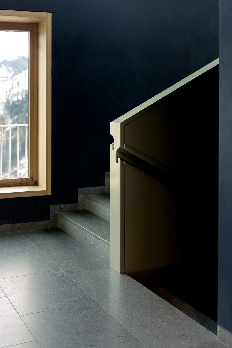 Architettura &interni: Corrimano di design, con rampa di scale e finestra che guarda verso il panorama. Siamo dentro al planetario (BZ)