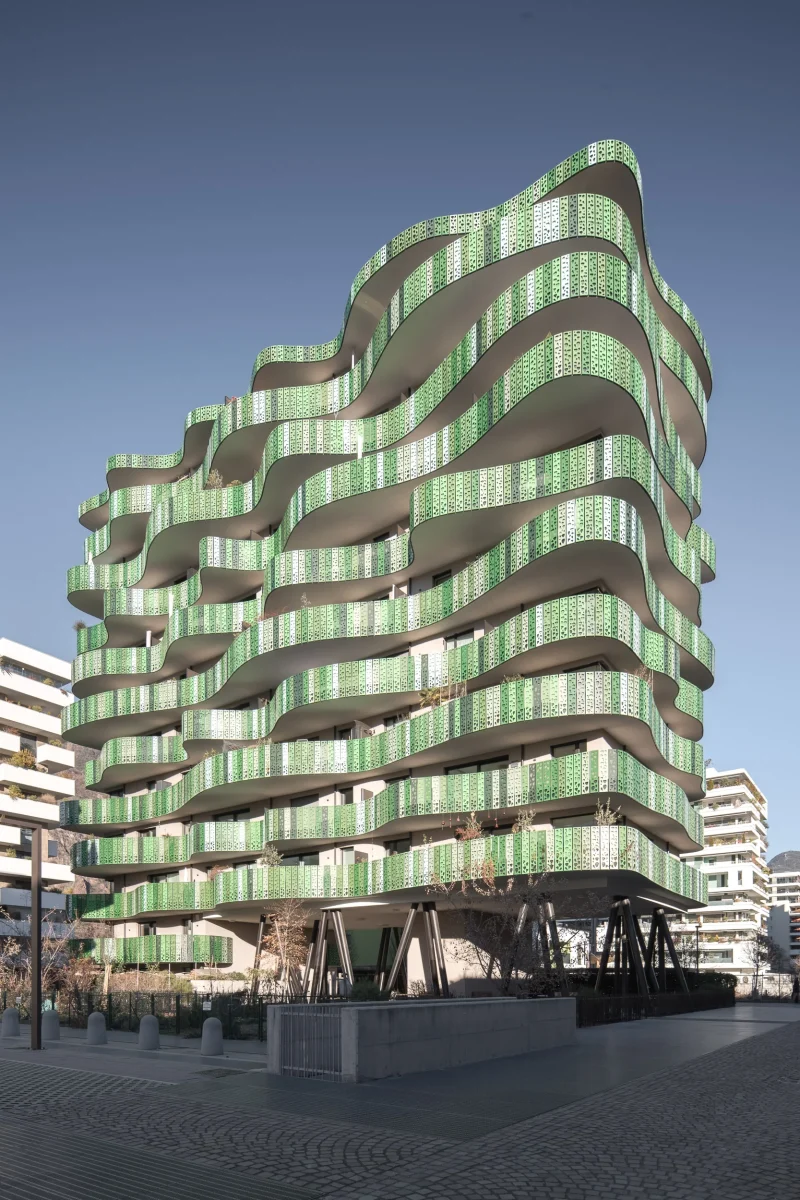 Palazzo GREEN WAVE nel quartiere Druso Est a Bolzano. Balconi a onde di colore verde, in un palazzo di dieci piani.