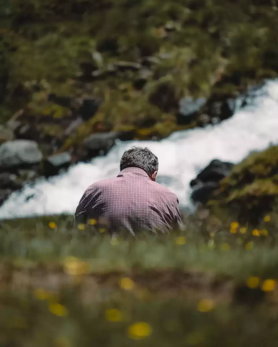 ekend-signore-seduto-turista-turismo