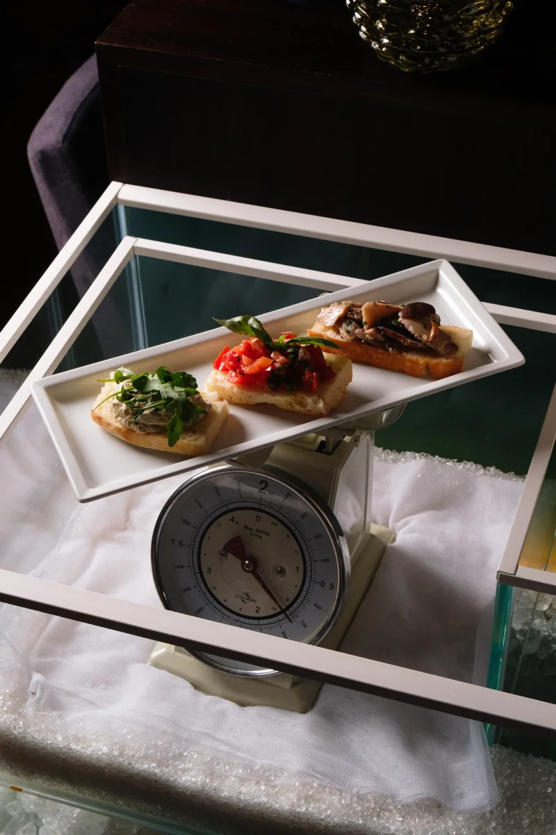 tartine/bruschette su bilancia all'interno di un contenitore di vetro - fotografo ristorante stellato alto adige