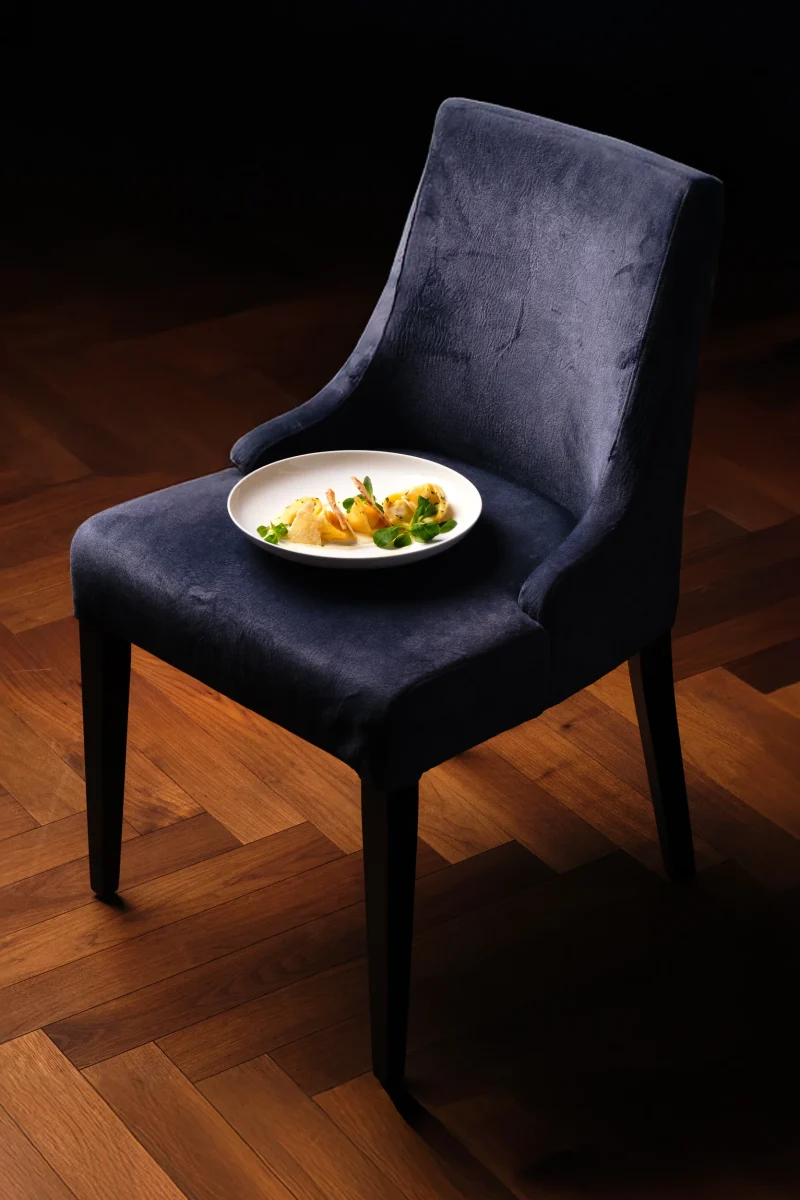 Piatto di tortelli sedia di velluto blu - fotografo ristorante stellato alto adige