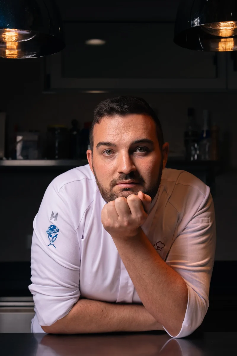 Ritratto dello chef Martin Ebner del ristorante Ban Max di Fontanefredde (val di fiemme) nella sua cucina.