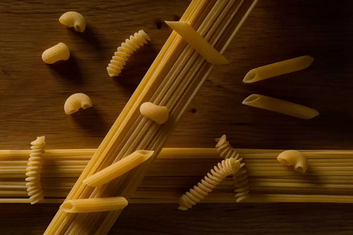 stillife-pasta-cruda-luci-contrasto