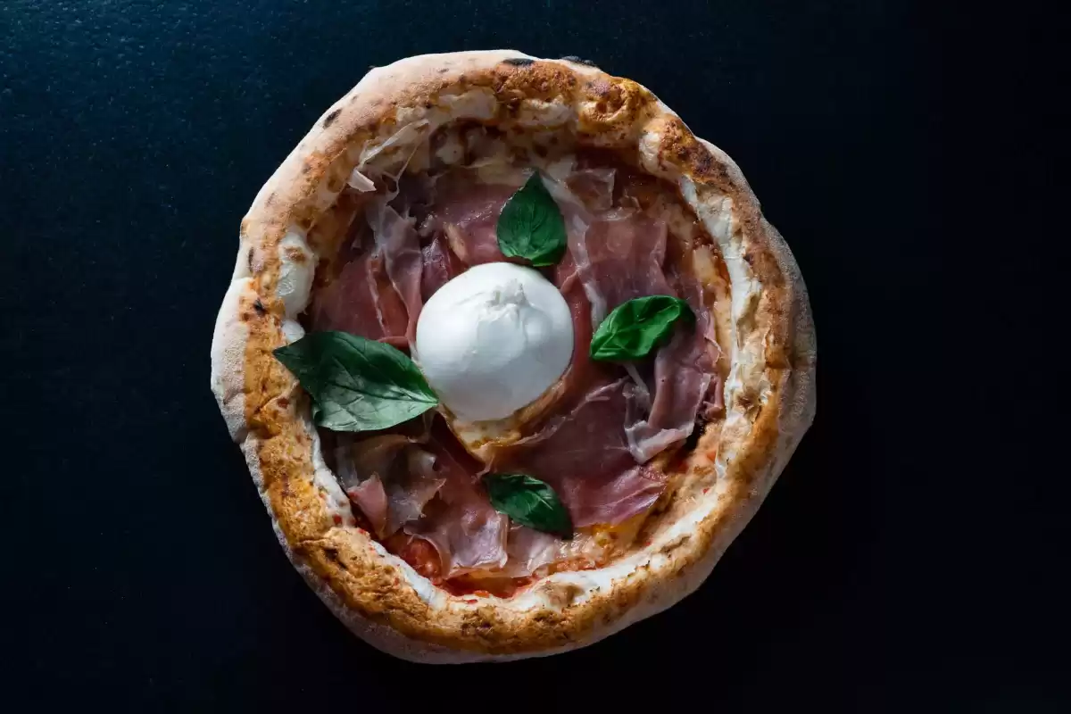 stilllife-pizza-napoletana-basilico-sugo