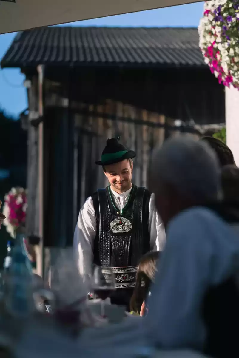 tito-festa-pranzo-sole-luci-tramonto