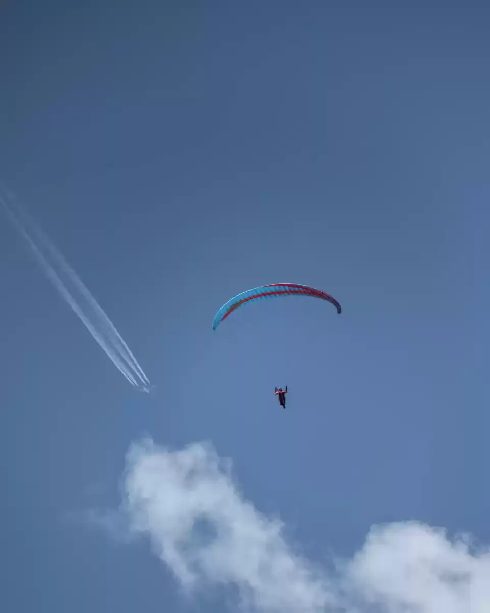 turismo-areeo-cielo-sport-nuvole-scie